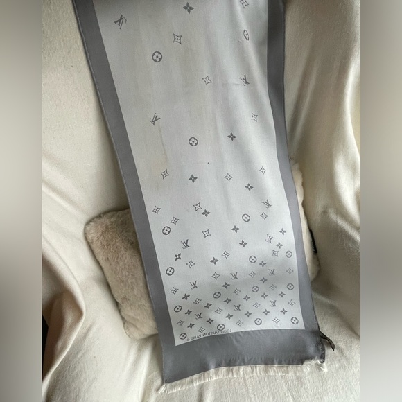 Louis Vuitton Silk Falling Monogram Stole - Picture 3 of 15
